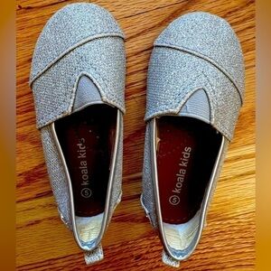 Silver shimmer toddler girls shoes size 5